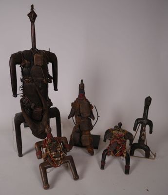 un petit groupe de figurines posées sur une surface blanche