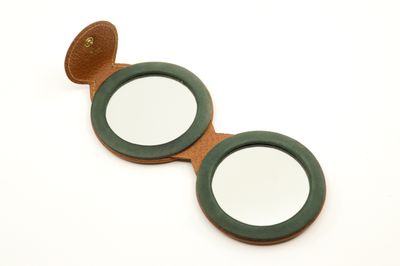 une paire de lunettes posée sur une surface blanche