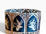 une image représentant un bracelet orné d'un dragon et d'un autre dragon