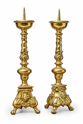 paire de chandeliers anciens en laiton sur piédestal sur fond blanc