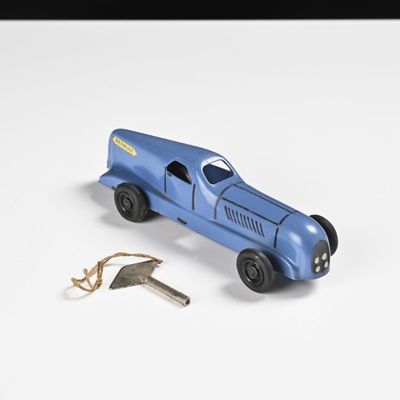 une petite voiture bleue avec un trousseau de clés à côté