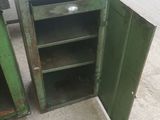 une armoire verte surmontée d'un miroir