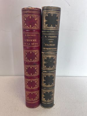 deux livres posés l'un sur l'autre sur une table