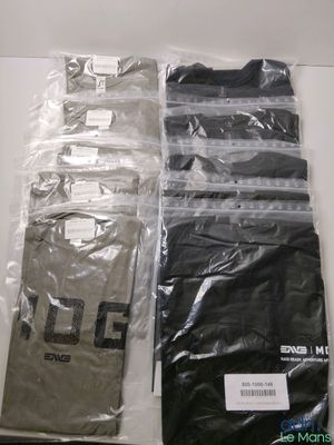 quatre sacs de vêtements posés sur une table blanche