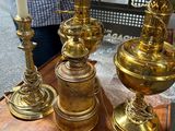 une table sur laquelle sont posés de nombreux objets en laiton