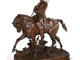 une statue en bronze représentant un homme à cheval, posée sur un socle en bois