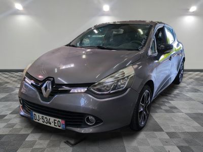 La voiture grise est garée sur le sol à damier du garage.