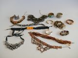de nombreux types de bijoux sur la table