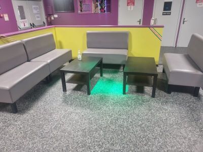une pièce équipée de canapés, de tables et de chaises