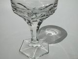 un verre à vin orné d'un bord doré posé sur une table