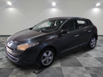 la photo d'une voiture garée dans un garage