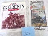 deux livres posés sur un lit, avec un mot accroché dessus