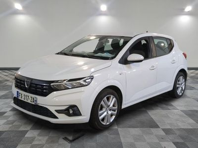 la voiture blanche est garée sur le sol à carreaux d'un garage