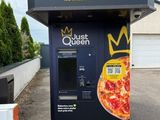 un distributeur automatique sur lequel figure une pizza