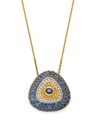 un collier en or orné d'un « œil maléfique » bleu et blanc