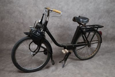 un vélo noir avec un panier à l'arrière