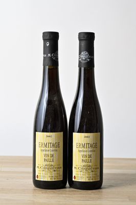 deux bouteilles de vin posées sur une table en bois