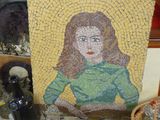 une mosaïque représentant une femme assise sur une table