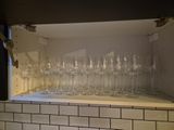 une étagère sur laquelle sont posés des verres à vin
