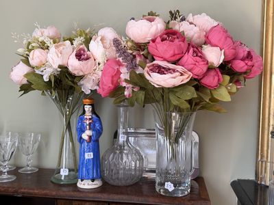 de nombreux vases remplis de fleurs posés sur une table