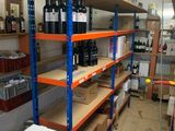 de nombreuses étagères remplies de bouteilles de vin dans un magasin
