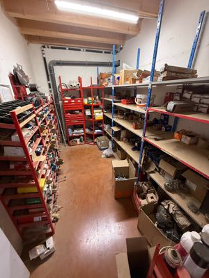 une pièce remplie de nombreuses étagères et de nombreuses boîtes