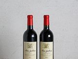 deux bouteilles de vin posées l'une à côté de l'autre sur une table en bois