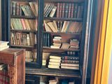 de nombreux livres sur la bibliothèque de cette pièce