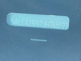 une affiche sur le capot d'une voiture sur laquelle on peut lire « salcarn 7h7 377 »