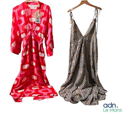 deux robes pour femmes sur un cintre et une robe sur un cintre