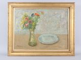 un tableau représentant des fleurs dans un vase et une assiette posée sur une table