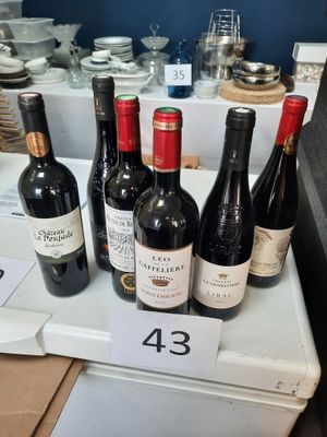 de nombreuses bouteilles de vin sur une étagère dans un magasin