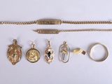tout un tas de bagues et de colliers différents posés sur la table