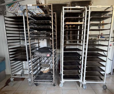 de nombreux plateaux de nourriture posés sur une étagère
