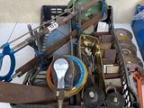 une boîte remplie d'objets assortis sur une table