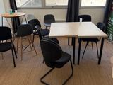 une pièce dans laquelle se trouvent une table, des chaises et un fauteuil