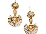 une photo d'une paire de boucles d'oreilles en or et perles