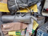 un tas d'objets divers dans un bac posé par terre