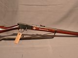un vieux pistolet avec un canon et une poignée en bois