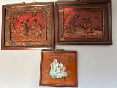 trois tableaux encadrés accrochés au mur d'une pièce