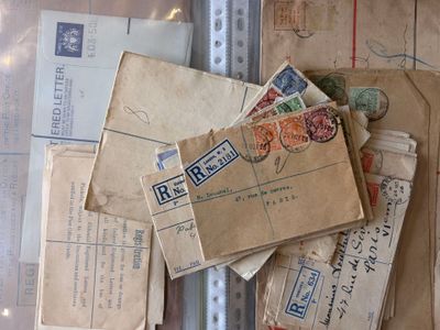 de nombreuses vieilles enveloppes empilées les unes sur les autres