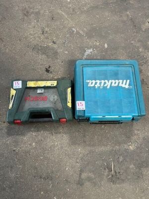 une boîte à outils bleue et une boîte à outils verte posées par terre