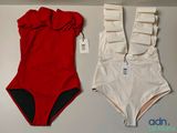 deux maillots de bain exposés sur une table