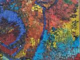peinture abstraite représentant une femme portant un chapeau bleu et une robe rouge