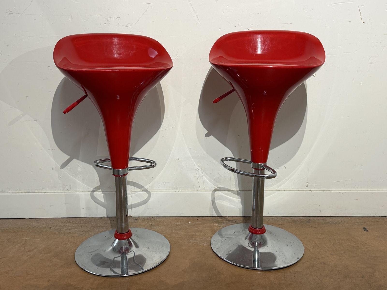 PAIRE DE TABOURETS de bar avec assise coque plastique rouge …
