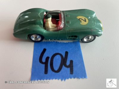 une petite voiture verte avec un numéro sur le côté