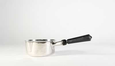 casserole argentée avec une poignée noire sur fond blanc