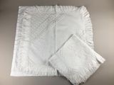 deux serviettes blanches et une serviette blanche sur une table