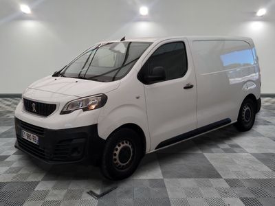 la photo d'une camionnette blanche sur un sol en damier