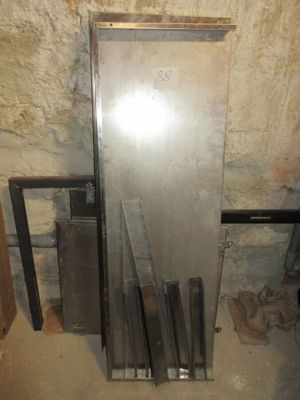une photo d'une porte métallique dans un sous-sol